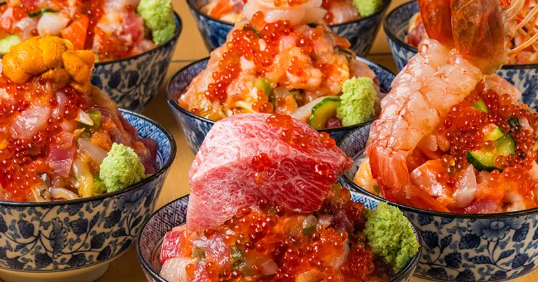 海鮮丼を仕上げる職人